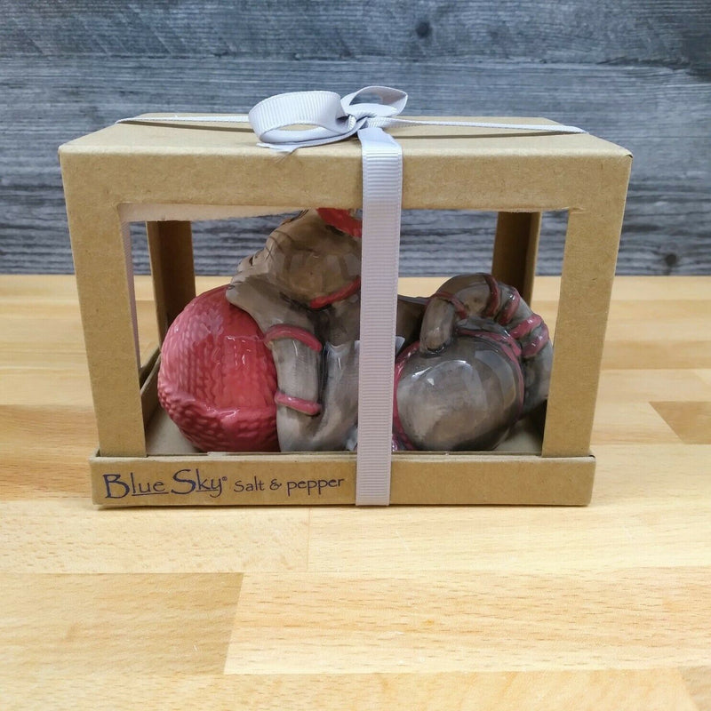 Load image into Gallery viewer, Kitten with Yarn Design Salt Pepper Set Collectible by Blue Sky Clayworks