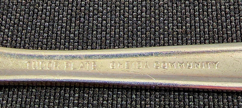 Load image into Gallery viewer, Oneida Community Set of 5 Teaspoons Friendship Medality Tudor Plate
