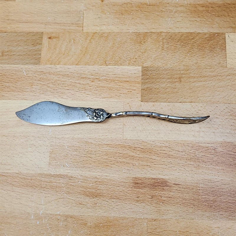 Load image into Gallery viewer, Narcissus by Oneida Silver 1908 Flat Twisted Handle Master Butter Knife flatware