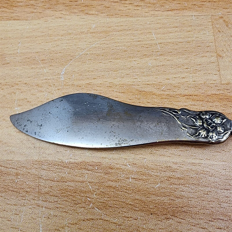 Load image into Gallery viewer, Narcissus by Oneida Silver 1908 Flat Twisted Handle Master Butter Knife flatware
