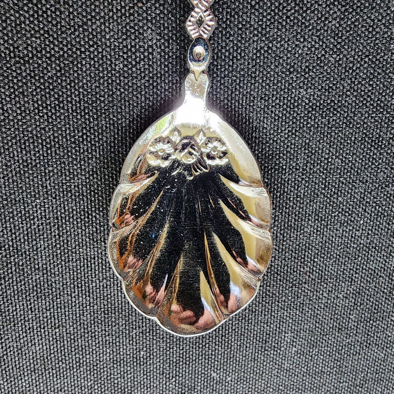 Load image into Gallery viewer, Canadian Maple Leaf Collectible Travel Souvenir Tourist Spoon Vintage 4.75" 12cm