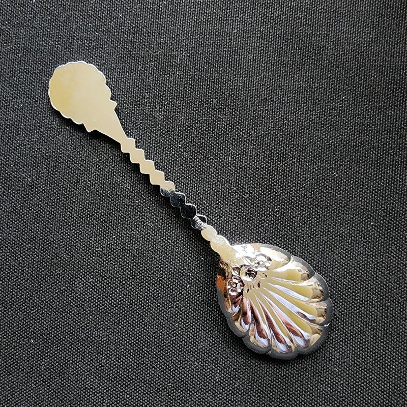 Load image into Gallery viewer, Canadian Maple Leaf Collectible Travel Souvenir Tourist Spoon Vintage 4.75" 12cm