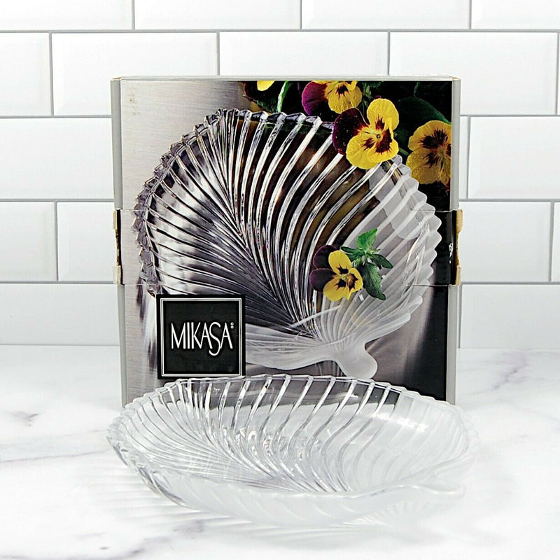 Load image into Gallery viewer, Mikasa Diamond Fire Leaf Plate 8 1/4 inch 21 cm Crystal Candy Dish