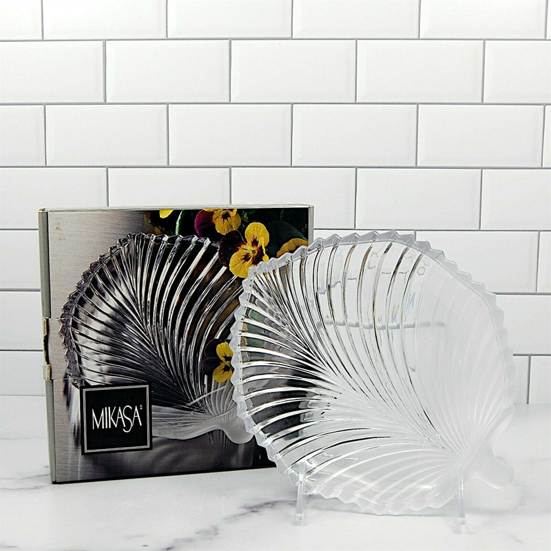 Load image into Gallery viewer, Mikasa Diamond Fire Leaf Plate 8 1/4 inch 21 cm Crystal Candy Dish