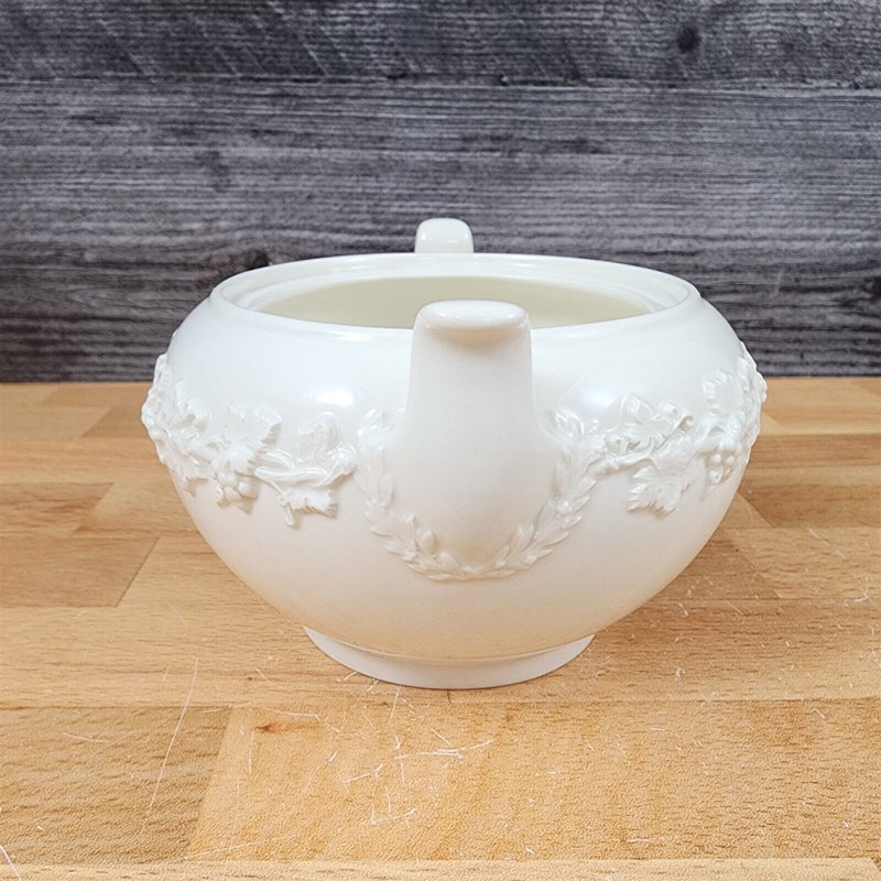 Load image into Gallery viewer, Wedgwood Cream Plain Edge 146 Sugar Bowl with Lid Queens Ware Etruria Barlaston
