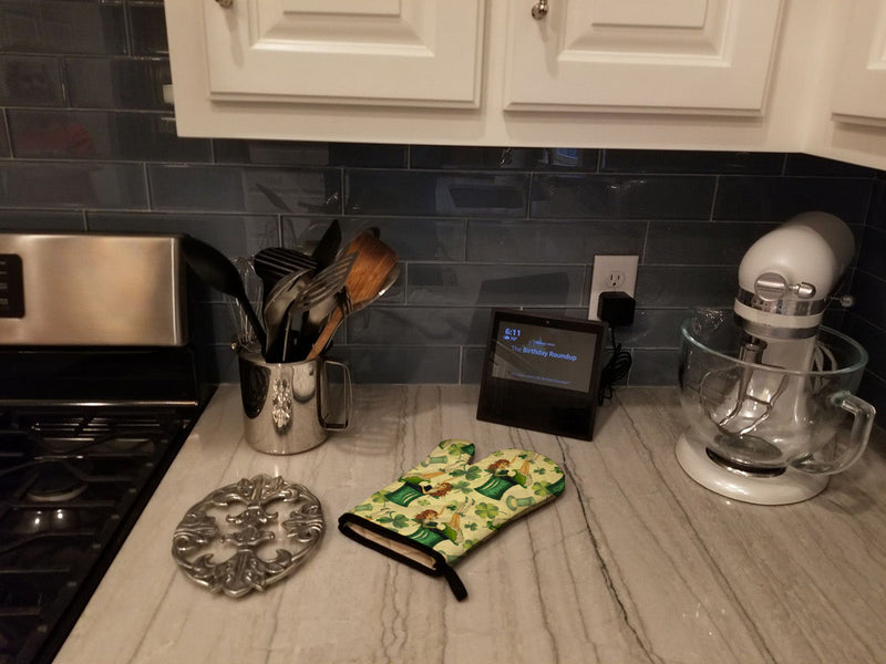 Load image into Gallery viewer, Watercolor St Patrick's Day Party Oven Mitt

