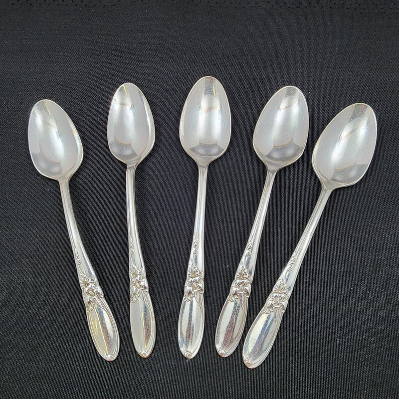 Load image into Gallery viewer, Oneida Community 1953 White Orchid Set of 5 Silverplate Dinner Spoons
