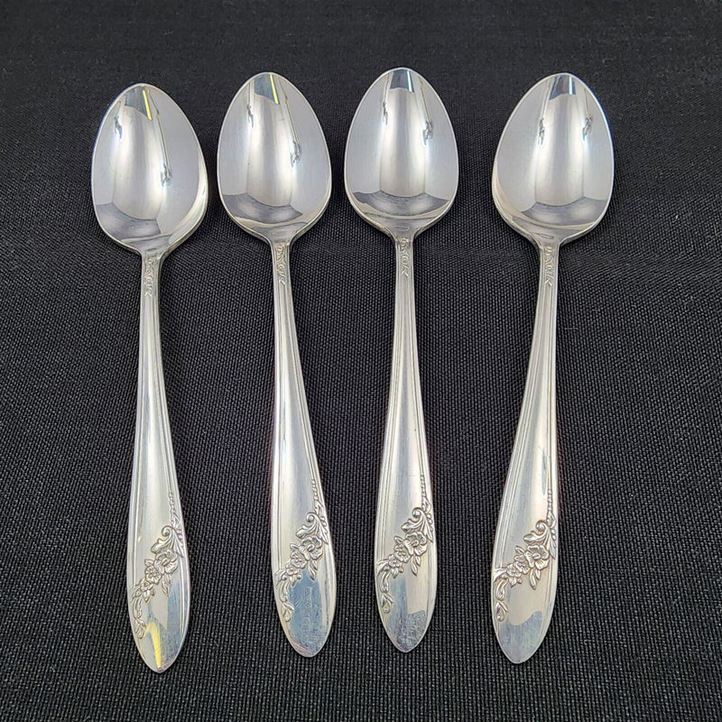 Load image into Gallery viewer, Oneida Queen Bess II Set of 4 Spoons Silverplated 1946
