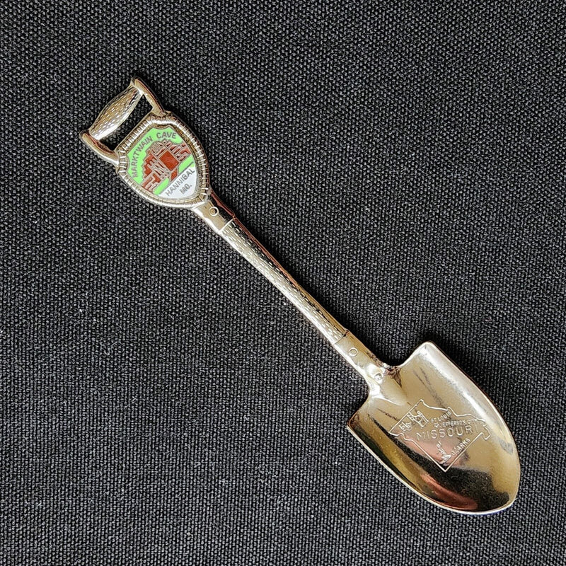Load image into Gallery viewer, Mark Twain Cave Hannibal Mo Collector Souvenir Spoon 4.25&quot; (11cm) 1980
