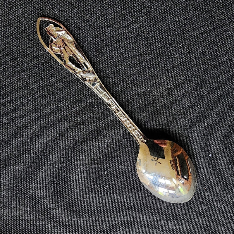 Load image into Gallery viewer, Tennessee Collector Souvenir Spoon 4.5&quot; The Volunteer State with Davy Crockett
