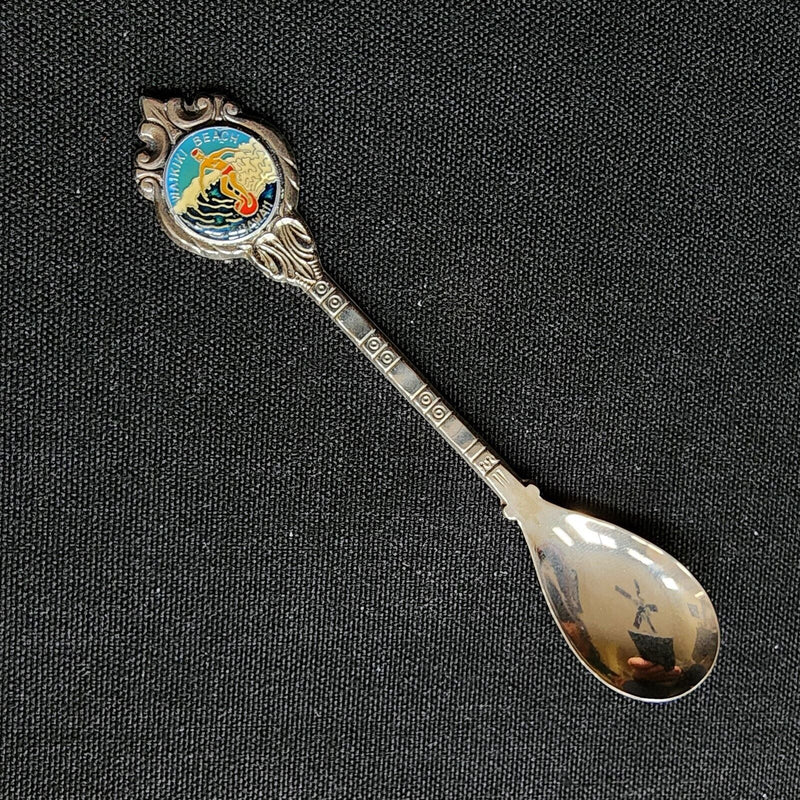 Load image into Gallery viewer, Waikiki Beach Hawaii Collector Souvenir Spoon 4.5&quot; (11cm)
