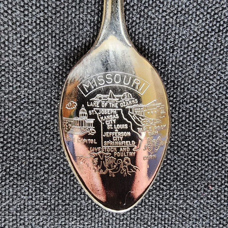Load image into Gallery viewer, Mark Twain Hannibal Missouri Collector Souvenir Spoon 4.5&quot; w/ Steam Boat Dangler
