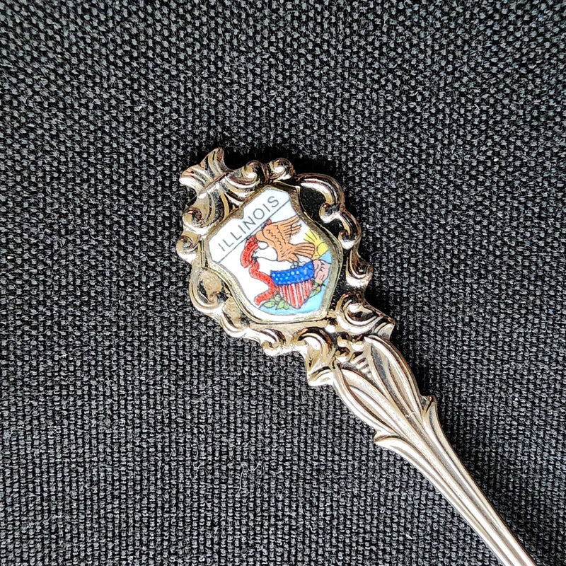 Load image into Gallery viewer, Illinois Collector Souvenir Spoon 4 1/2&quot; (11cm)
